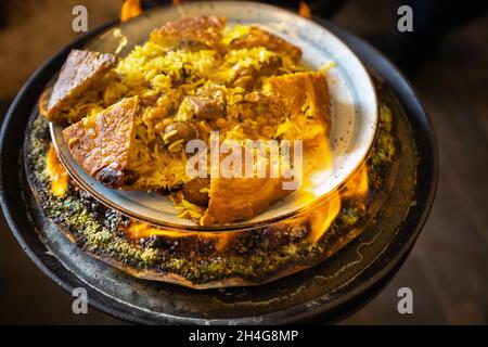 Shahs Pilaf. Khans Pilaf in Lavasch auf Aserbaidschanisch im Restaurant. Traditionelles orientalisches Gericht. Stockfoto