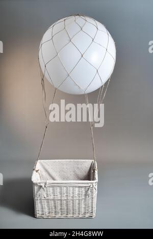 Ballon-Pilot für fliegendes Spielzeug auf grauem Hintergrund. Stockfoto