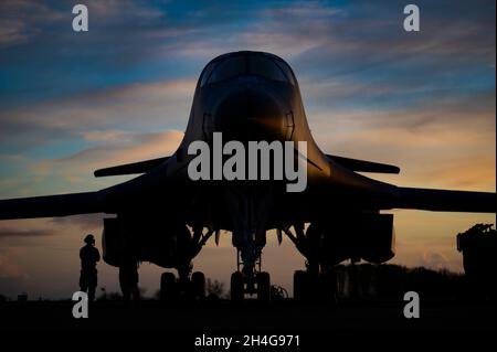 Zwei der 9. Expeditionary Bomb Squadron zugeordneten Besatzungschefs stehen neben einem B-1B Lancer bei RAF Fairford, Großbritannien, 29. Oktober 2021. Bomber Task Force Europe-Missionssätze ermöglichen es der Luftbesatzung, im europäischen Theater zu trainieren und zu operieren, während sie sich gleichzeitig mit NATO-Verbündeten und Partnerstreitkräften integrieren lässt. (USA Luftwaffe Foto von Senior Airman Colin Hollowell) Stockfoto