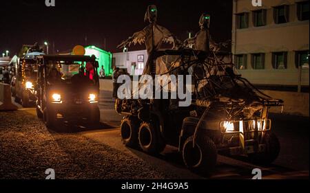 CAMP LEMONNIER, Dschibuti (Okt 30. Oktober 2021) – Camp Lemonnier, Dschibuti (CLDJ) veranstaltet im Rahmen ihrer Halloween-Feierlichkeiten am 30. Oktober 2021 eine „Gator Parade“. Camp Lemonnier, Dschibuti, dient als Expeditionskreuz für US-Streitkräfte, die Schiffe, Flugzeuge und Personal unterstützen, die die Sicherheit in ganz Europa, Afrika und Südwestasien gewährleisten. Die Basis ermöglicht See- und Kampfeinsätze am Horn von Afrika und fördert gleichzeitig positive Beziehungen zwischen den USA und Afrika. (USA Navy Foto von Information Systems Technician 2nd Class Mitchell Curreri) Stockfoto