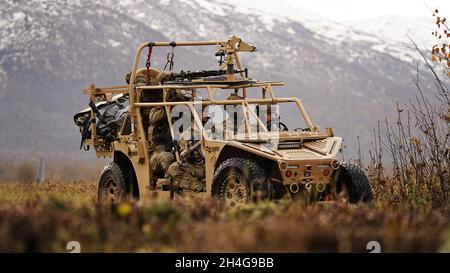 Alaska Air National Guardsmen, die der 212. Rettungsschwadron, 176. Flügel, zugewiesen wurden, bereiteten ihre Ausrüstung vor, während sie auf einen simulierten Massenunfall während einer vollständigen Übung im Missionsprofil auf der Joint Base Elmendorf-Richardson, Alaska, am 13. Oktober 2021 reagierten. Die 212. RQS ist die am stärksten ausgelasteten Rettungskräfte im Verteidigungsministerium und stellt Eliteparareskuemen und Kampfrettungsoffiziere zur Verfügung, die einzigartig geschickt darin sind, Luft- und Bodenfähigkeiten zu integrieren, um die Einsätze des 176. Flügels zur Rettung von Kriegs- und Friedenspersonal durchzuführen. (USA Foto der Nationalgarde der Armee von Dana Rosso) Stockfoto