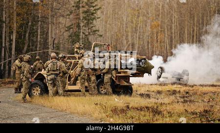 Alaska Air National Guardsmen, die der 212. Rettungsschwadron, 176. Flügel, zugewiesen wurden, erstellten ein Trainingsszenario, bevor sie eine vollständige Übung zum Missionsprofil auf der Joint Base Elmendorf-Richardson, Alaska, am 13. Oktober 2021, durchführten. Die 212. RQS ist die am stärksten ausgelasteten Rettungskräfte im Verteidigungsministerium und stellt Eliteparareskuemen und Kampfrettungsoffiziere zur Verfügung, die einzigartig geschickt darin sind, Luft- und Bodenfähigkeiten zu integrieren, um die Einsätze des 176. Flügels zur Rettung von Kriegs- und Friedenspersonal durchzuführen. (USA Foto der Nationalgarde der Armee von Dana Rosso) Stockfoto