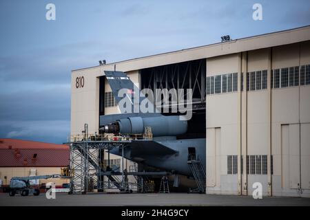 US-Flugzeuge des 660. Flugzeugwartungsgeschwaders arbeiten am Heck eines KC-10 Extenders am 1. November 2021 auf der Travis Air Force Base, Kalifornien. Die dem 660. AMXS zugeordneten Flieger warten, reparieren und verbessern die Flotte der KC-10-Flugzeuge der Travis AFB. (USA Luftstreitkräfte Foto von Nichola Pilch) Stockfoto