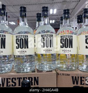 Springfield, IL USA - 23. September 2021: Eine Ausstellung von Flaschen von Western Son Vodka in einem Binneys-Laden in Springfield, Illinois. Stockfoto