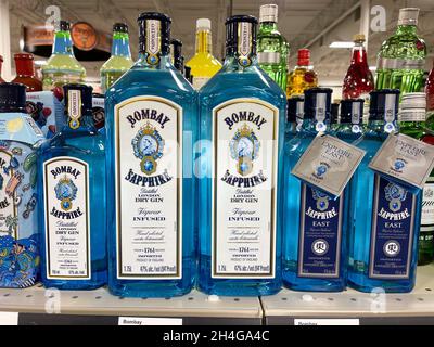 Springfield, IL USA - 23. September 2021: Eine Ausstellung von Flaschen Bombay Sapphire Gin in einem Binney-Lackgeschäft in Springfield, Illinois. Stockfoto