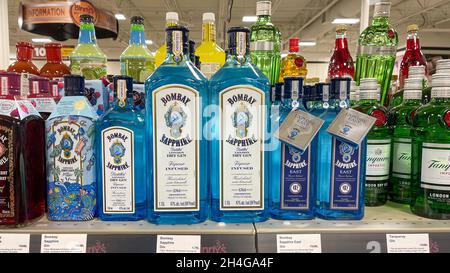 Springfield, IL USA - 23. September 2021: Eine Ausstellung von Flaschen Bombay Sapphire Gin in einem Binney-Lackgeschäft in Springfield, Illinois. Stockfoto