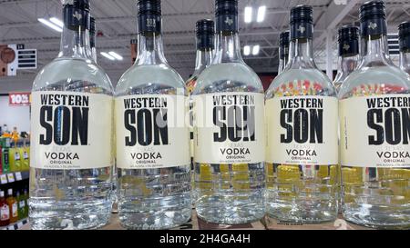 Springfield, IL USA - 23. September 2021: Eine Ausstellung von Flaschen von Western Son Vodka in einem Binneys-Laden in Springfield, Illinois. Stockfoto