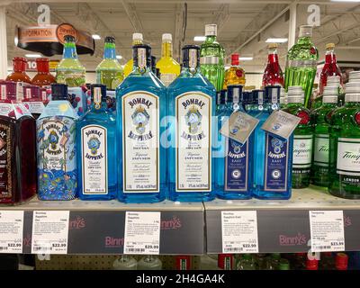 Springfield, IL USA - 23. September 2021: Eine Ausstellung von Flaschen Bombay Sapphire Gin in einem Binney-Lackgeschäft in Springfield, Illinois. Stockfoto