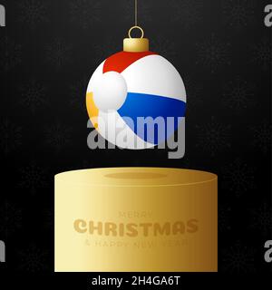 Weihnachtskarte „Beachball“. Frohe Weihnachten Urlaub entspannen sonnigen Grußkarte. Hängen Sie sich an einen Strandball als Weihnachtsball und eine goldene Kugel auf b Stock Vektor