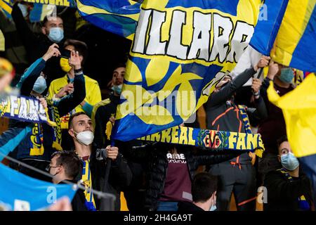 Villarreal, Spanien. November 2021. Fans von Villarreal CF während der UEFA Champions League Gruppe F, Fußballspiel zwischen Villarreal CF und Berner Sport Club Young Boys im Estadio de la Ceramica.(Endstand; Villarreal CF 2:0 BSC Young Boys) (Foto von Xisco Navarro/SOPA Images/Sipa USA) Kredit: SIPA USA/Alamy Live News Stockfoto