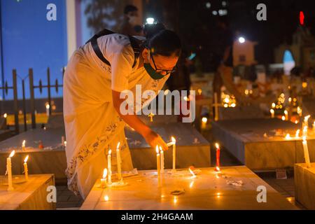 Dhaka, Bangladesch. November 2021. Ein christlicher Gläubiger aus Bangladesch beobachtet den All Souls Day auf dem Friedhof der Heiligen Rosenkranz-Kirche. (Foto von Nahid Hasan/Pacific Press) Quelle: Pacific Press Media Production Corp./Alamy Live News Stockfoto