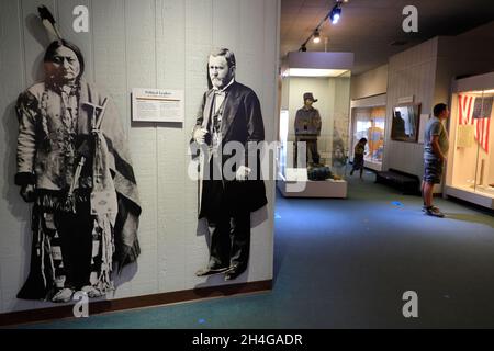 Lebensgroße Schwarz-Weiß-Fotografie von Sitting Bull und US-Präsident Ulysses Grant Ausstellung im Besucherzentrum Museum des Little Bighorn Battlefield National Monument.Crow Agency.Montana.USA Stockfoto