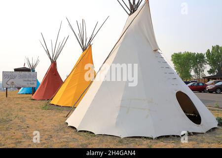 Indianische Tipi-Zelte in Custer Battlefield Trading Post & Cafe in der Nähe des Little Bighorn Battlefield National Monument.Crow Agency.Montana.USA Stockfoto