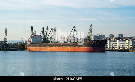 Varna, Bulgarien, 22. Oktober 2021. Peace Pearl Bulk Carrier beim Be- oder Entladen im Handelshafen von Varna. Internationale Seefracht. Stockfoto