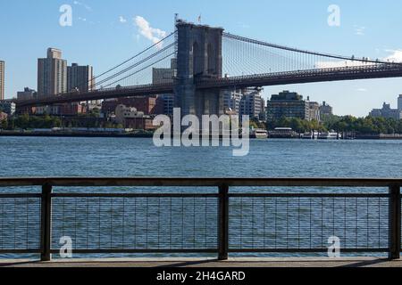 Die Brooklyn und Manhattan Brücken sind ikonische architektonische Strukturen in New York City Stockfoto