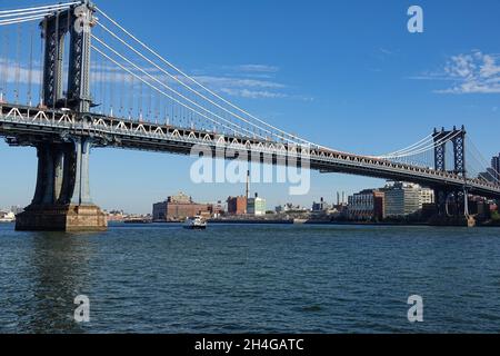 Die Brooklyn und Manhattan Brücken sind ikonische architektonische Strukturen in New York City Stockfoto