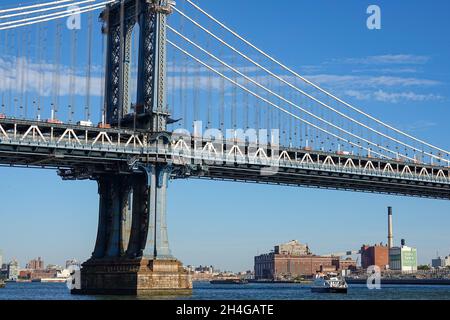 Die Brooklyn und Manhattan Brücken sind ikonische architektonische Strukturen in New York City Stockfoto