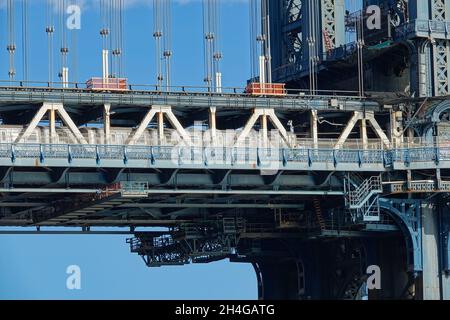 Die Brooklyn und Manhattan Brücken sind ikonische architektonische Strukturen in New York City Stockfoto