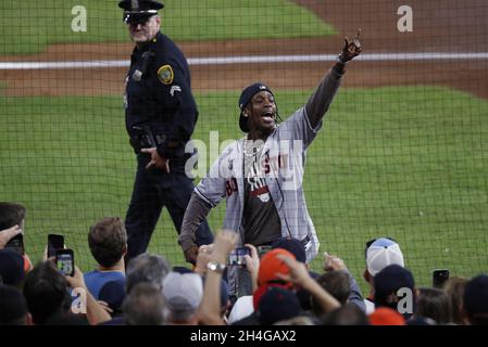 Houston, Usa. November 2021. Rapper Travis Scott reagiert vor den Atlanta Braves-Houston Astros im sechsten Spiel der MLB World Series im Minute Maid Park am Dienstag, den 2. November 2021 in Houston, Texas, aus dem Feld auf Fans. Houston kehrt mit Blick auf die Eliminierung nach Atlanta 3-2 in der Serie zurück. Foto von Johnny Angelillo/UPI Credit: UPI/Alamy Live News Stockfoto