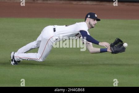 Houston, Usa. November 2021. Houston Astros Right Fielder Kyle Tucker macht beim ersten Inning in Spiel sechs in der MLB World Series am Dienstag, dem 2. November 2021 in Houston, Texas, einen Tauchfang von Atlanta Brave Eddie Rosario's Line Drive zum Right Field. Houston kehrt mit Blick auf die Eliminierung nach Atlanta 3-2 in der Serie zurück. Foto von Johnny Angelillo/UPI Credit: UPI/Alamy Live News Stockfoto