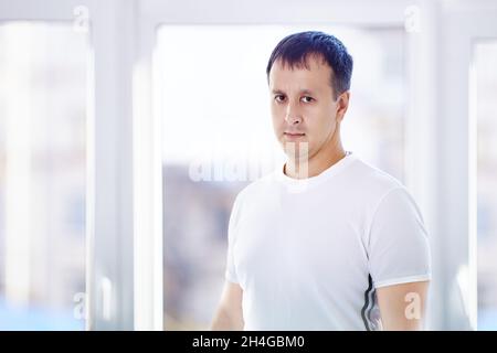 Mischling 38 Jahre alt steht zu Hause. Stockfoto