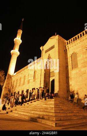 ISTANBUL, TÜRKEI - 6. JANUAR: Am 6. Januar 2006 in Istanbul, Türkei, werden Menschen in der Sultanahmet-Moschee in der Ramadan-Nacht beten. Stockfoto