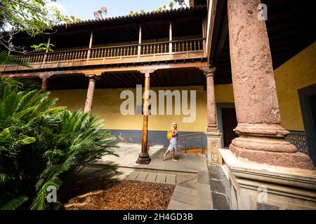 Ein Mädchen im gestreiften Kleid geht durch die Altstadt von La Laguna auf Teneriffa, Kanarische Inseln, Spanien. Stockfoto