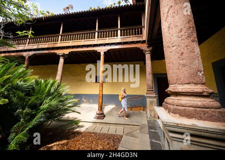 Ein Mädchen im gestreiften Kleid geht durch die Altstadt von La Laguna auf Teneriffa, Kanarische Inseln, Spanien. Stockfoto