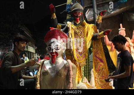 Kalkutta, Indien. November 2021. Da nur noch ein Tag für Kali Puja übrig ist, geben die Götzenmacher am Dienstag den Götzen der Göttin Kali in Kalkata den letzten Schliff.Kali Puja ist ein Fest, das der Göttin Kali gewidmet ist. Gefeiert am Neumondtag des Hindu-Monats Kartik vor allem in Westbengalen, Odisha, Bihar, Assam und Bangladesch. Kali Puja fällt mit dem panindischen Tag von Diwali in Lakshmi Puja zusammen. (Foto: Snehasish Bodhak/Pacific Press) Quelle: Pacific Press Media Production Corp./Alamy Live News Stockfoto