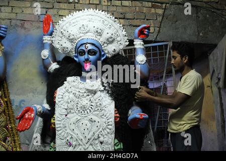 Kalkutta, Indien. November 2021. Da nur noch ein Tag für Kali Puja übrig ist, geben die Götzenmacher am Dienstag den Götzen der Göttin Kali in Kalkata den letzten Schliff.Kali Puja ist ein Fest, das der Göttin Kali gewidmet ist. Gefeiert am Neumondtag des Hindu-Monats Kartik vor allem in Westbengalen, Odisha, Bihar, Assam und Bangladesch. Kali Puja fällt mit dem panindischen Tag von Diwali in Lakshmi Puja zusammen. (Foto: Snehasish Bodhak/Pacific Press) Quelle: Pacific Press Media Production Corp./Alamy Live News Stockfoto