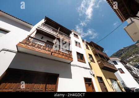 Farbenfrohe Gebäude mit Holzbalkonen in den Straßen von Garachico, Teneriffa, Kanarische Inseln, Spanien. Stockfoto