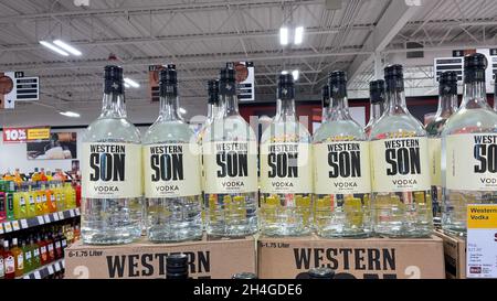 Springfield, IL USA - 23. September 2021: Eine Ausstellung von Flaschen von Western Son Vodka in einem Binneys-Laden in Springfield, Illinois. Stockfoto