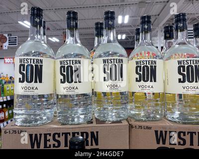 Springfield, IL USA - 23. September 2021: Eine Ausstellung von Flaschen von Western Son Vodka in einem Binneys-Laden in Springfield, Illinois. Stockfoto