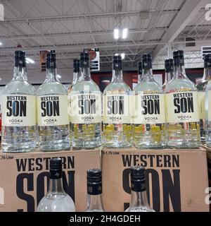 Springfield, IL USA - 23. September 2021: Eine Ausstellung von Flaschen von Western Son Vodka in einem Binneys-Laden in Springfield, Illinois. Stockfoto