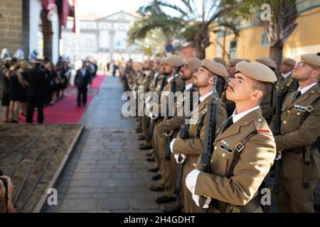 25. Juli 2019. In der Stadt Santa Cruz de Teneriffa begrüßt eine Ehrenwache einen Gast. Kanarische Inseln, Spanien. Stockfoto
