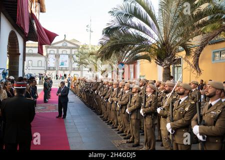 25. Juli 2019. In der Stadt Santa Cruz de Teneriffa begrüßt eine Ehrenwache einen Gast. Kanarische Inseln, Spanien. Stockfoto
