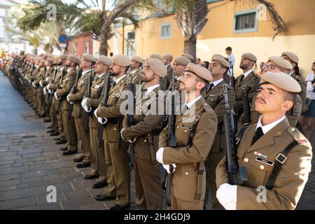 25. Juli 2019. In der Stadt Santa Cruz de Teneriffa begrüßt eine Ehrenwache einen Gast. Kanarische Inseln, Spanien. Stockfoto