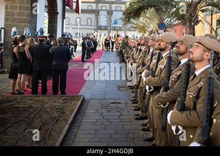 25. Juli 2019. In der Stadt Santa Cruz de Teneriffa begrüßt eine Ehrenwache einen Gast. Kanarische Inseln, Spanien. Stockfoto