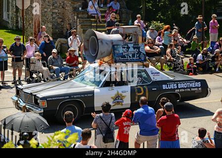 Dartmouth, Kanada - 30. Juni 2005: Das legendäre Auto der Blues Brothers ist Teil der jährlichen Natal Day Parade in der Regionalgemeinde Halifax. Sie sind es Stockfoto