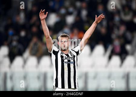 Turin, Italien. 02. November 2021. Matthijs de Ligt vom FC Juventus reagiert während des UEFA Champions League-Fußballspiels zwischen dem FC Juventus und dem FC Zenit Saint Petersburg. Kredit: Nicolò Campo/Alamy Live Nachrichten Stockfoto