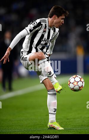 Turin, Italien. 02. November 2021. Federico Chiesa von Juventus FC kontrolliert den Ball während des UEFA Champions League-Fußballspiels zwischen Juventus FC und FC Zenit Saint Petersburg. Kredit: Nicolò Campo/Alamy Live Nachrichten Stockfoto