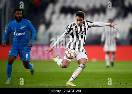 Turin, Italien. 02. November 2021. Federico Chiesa von Juventus FC spielt den Ball während des UEFA Champions League Fußballspiels zwischen Juventus FC und FC Zenit Saint Petersburg. Kredit: Nicolò Campo/Alamy Live Nachrichten Stockfoto