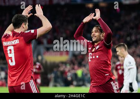 München, Deutschland. November 2021. Serge Gnabry (R) von Bayern München feiert sein Tor mit Robert Lewandowski während eines UEFA Champions League Gruppe E-Spiels zwischen Bayern München und SL Benfica (Portugal) am 2. November 2021 in München. Quelle: Philippe Ruiz/Xinhua/Alamy Live News Stockfoto