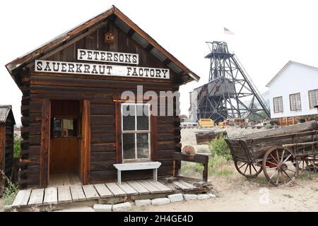 Replik einer alten Bergbaustadt mit Kopfgestell der Mine Ordan Girl im Hintergrund.World Museum of Mining.Butte.Montana.USA Stockfoto