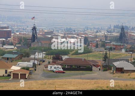 Die Ansicht von Butte mit Minenschachtkopfrahmen.Butte.Montana.USA Stockfoto