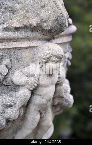 Nahaufnahme einer Putti-Figur auf einer Urne im italienischen Garten des Maymont Estate, Richmond, VA. Stockfoto