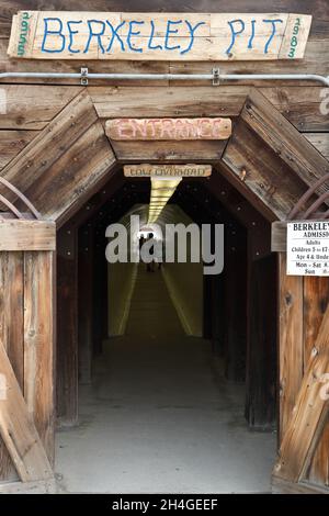 Der Eingang zum Berkeley Pit, einer verlassenen Tagebau-Kupfermine in Butte, Montana, USA Stockfoto