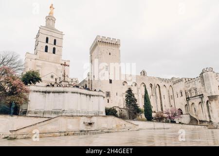 Eine stilvolle Braut in einem schwarzen Hochzeitskleid posiert in der alten französischen Stadt Avignon. Model in einem schwarzen Kleid. Der päpstliche Palast in Avignon, Provence Stockfoto