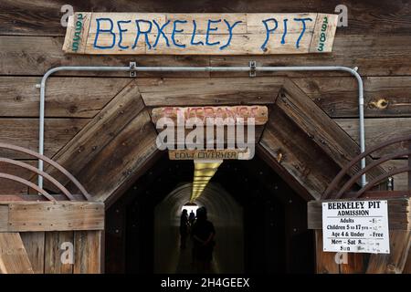 Der Eingang zum Berkeley Pit, einer verlassenen Tagebau-Kupfermine in Butte, Montana, USA Stockfoto