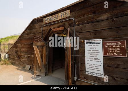 Der Eingang zum Berkeley Pit, einer verlassenen Tagebau-Kupfermine in Butte, Montana, USA Stockfoto